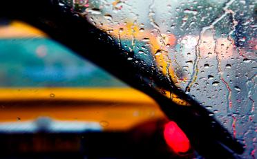 Auto bajo la lluvia